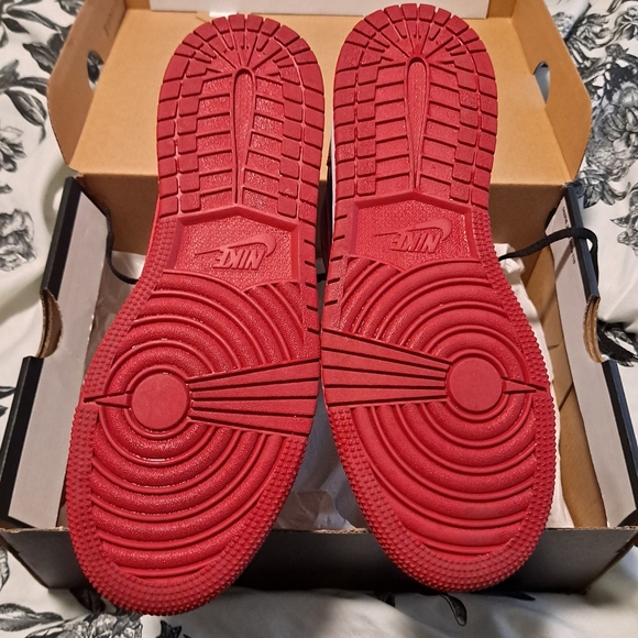 ***SOLD*** Jordan 1 Mid 'Banned' - Picture 7 of 11